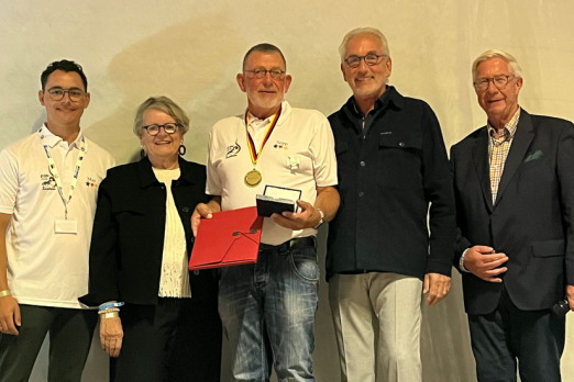 Foto: Der kommissarische Landesjugendwart Max Schönenberger (v.l.), Bundesjugendwartin Heidi van Thiel, Klaus Schwarz, Vize-Präsident des PSVRP, und der ehemalige PSVRP-Geschäftsführer Klaus Blässing gratulieren Sepp Gemein (Mitte) zum Silbernen Reiterkreuz - Fotograf: (c) PSVRP