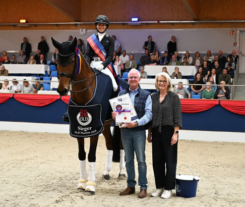 Foto: Die Sieger des OLD Masters Finales 2026: Viva Romantic OLD mit Reiterin und Besitzerin Sandra Nuxoll sowie seinem Züchterehepaar Christiane & Josef Brinkhus - Fotograf: © Beelitz