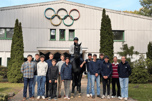 Foto: 13 junge Reiter nahmen an dem Dressurlehrgang im Rahmen des Projekts „Jungs ins Viereck“ in Warendorf teil - Foto: © Stiftung Foto: 13 junge Reiter nahmen an dem Dressurlehrgang im Rahmen des Projekts „Jungs ins Viereck“ in Warendorf teil - Foto: © Stiftung