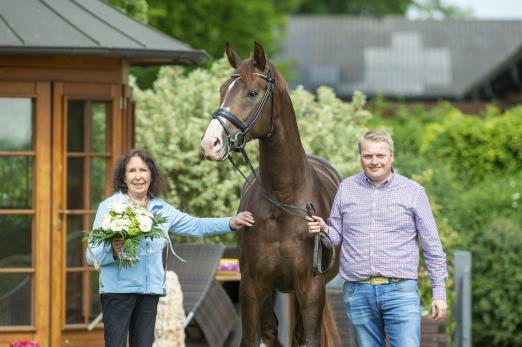 Foto: Harli Seifert, der von ihr gezogene De Royal und der Betriebsleiter des Dressurpferde Leistungszentrums Lodbergen, Wolfgang Stagge (v.l.) - Fotograf: Tanja Becker