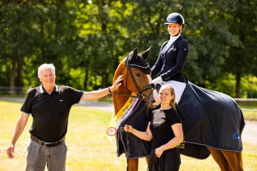 Foto: Hannoveraner Champion der dreijährigen Stuten und Wallache Senorita la Bonita mit Sina Aringer und Züchter Axel Windeler - Fotograf: Hannoveraner Verband