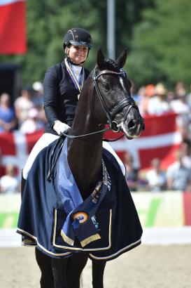 Foto: Der Dressurpferde-Doppel-Weltmeister Sezuan unter Dorothee Schneider - Fotograf: Tanja Becker