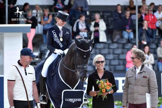 Foto: Der dreifache Dressurpferde-Weltmeister Sezuan unter Dorothee Schneider mit Arlette Jasper-Kohl und Professor Edwin Kohl (li.) - Fotograf: Tanja Becker 