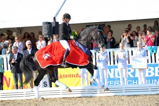Foto: Dressurpferde-Weltmeister Sezuan unter Dorothee Schneider - Fotograf: Tanja Becker
