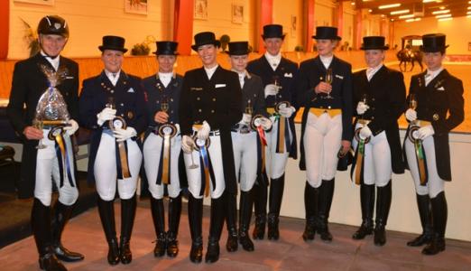 Foto: Sieger und Platzierte der Intermediaire I. Es zeigt v.l. Dr. Stefan Luczak, Mandy Julia Mansmann, Marion Loew, Ann-Kathrin Bergmann, Ines Wiese, Anke Skrotzki, Dr. Friederike Rehkamp, Isabell Wiese, Alina Röhricht & Ruth Herzog-Lodde. - Fotograf: ADC