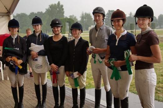 Foto: Erstplatzierten der VL, angeführt von Doppel-Weltmeisterin Sandra Auffarth, Tabea Johanna Henze, Laura Henninga (Beste der CDV Cup-Wertung), Christina Hoffmann, Maximilian Fritsch, Ina Tapken und Louise Brachtvogel - Fotograf: Silke Meyer