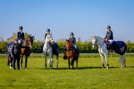 Foto: Das Team des Reitvereins Westwalddistrikt u.U. e.V. Nettelsee, vertreten durch Amelie Marie Rogge, Jolina Maye Hennig, Laura Jendritzki, Philippa Maxima Rogge und der Mannschaftsführin Bettina Rogge, gewann den Saisonauftakt - Fotograf: RathmannVerlag/Tina Siebenhaar