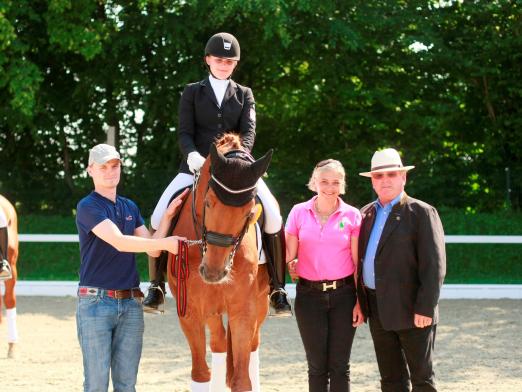 Foto: F. Schwiebert mit Fürst Rohan in der Siegerehrung. Links Pfleger Daniel Suffert, rechts Jessica Schwiebert und der Verbandsvorsitzende Franz-Peter Bockholt. - Fotograf: Comtainment