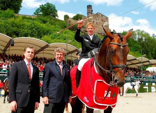 Foto: Marcus Ehning mit der „Goldenen Peitsche“ und Copin van de Broy - Fotograf: sportfotos-lafrentz.de