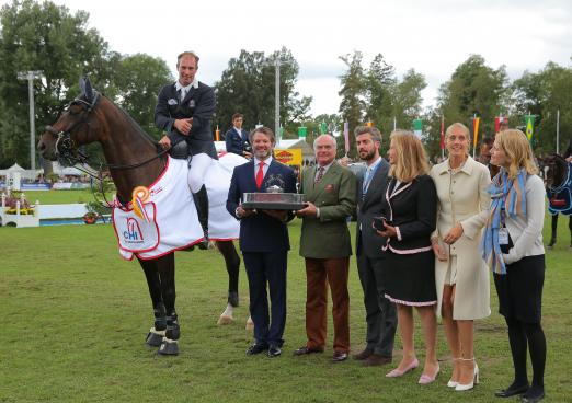 Foto: Sieger im Großen Preis, Gert-Jan Bruggink (NED), bei der Siegerehrung mit der Familie zu Fürstenberg - Fotograf: sportfotos-lafrentz.de