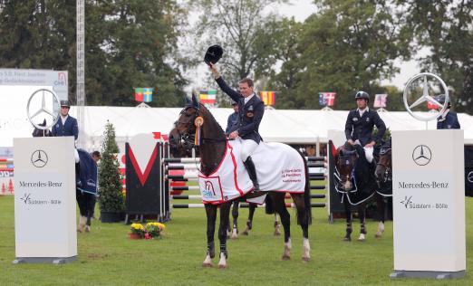 Foto: Sie sehen den Sieger des Großen Preises beim CHI Donaueschingen Toni Haßmann - Fotograf: sportfotos-lafrentz.de