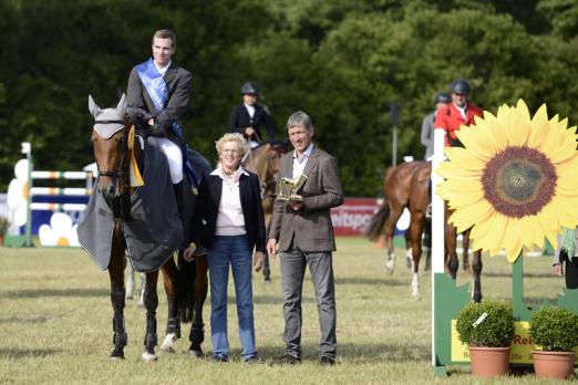 Foto: Siegerehrung Großer Preis von Isernhagen 2013 - Sieger Andreas Kempf/Cora 462 mit Gratulanten Madeleine Winter-Schulze und Ludger Beerbaum - Fotograf: RFV Isernagen