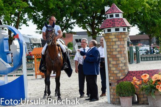 Foto: Lawrence Greene und Arrivederci, die Sieger der zweiten Qualifikation zum Bayernchampionat, Thomas Völk (Subdirektor NÜRNBERGER Versicherungsgruppe), Josef Priller (stellvertretender Aufsichtsratsvorsitzender NÜRNBERGER Versicherungsgruppe) und Juwelier Shadi Banki - Fotograf: Ursula Puschak