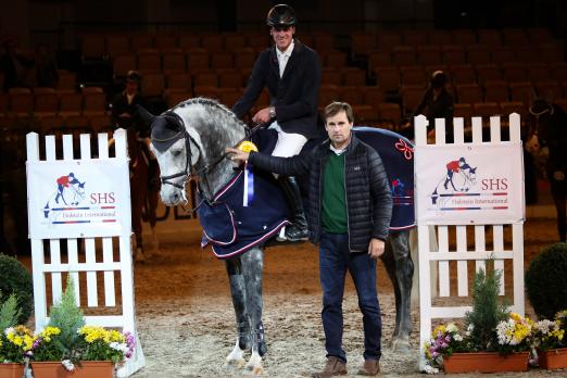 Foto: Gratulation an Bart van der Maat, dem Gewinner der Youngster Tour für 7-jährige Pferde und an Hanno Köhncke (rechts), dem Züchter des Holsteiner Hengstes Zuccero (Zirocco Blue/Caretino) - Fotograf: SHS Holstein International