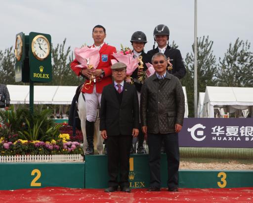 Foto: Mei Mei Zhu, Siegerin der zweiten FEI-Weltcup Qualifikation mit dem Zweitplatzierten Liu Tongyang und 'Peppi' Dahlmann - Fotograf: EN GARDE Marketing GmbH
