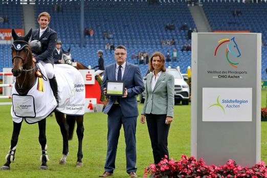 Foto: Dem Sieger gratulieren Städteregionsrat Tim Grüttemeier und ALRV-Präsidentin Stefanie Peters. Das Bild kann im Zusammenhang mit dieser Pressemitteilung honorarfrei verwendet und hier hochauflösend heruntergeladen werden - Fotograf: CHIO Aachen/ Michael Strauch