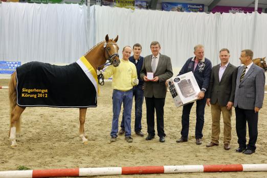 Foto: Siegerhengst 2012 bei den Deutschen Reitponys wurde Nusstraum v. Heidbergs Nancho Nova-FS Golden Highlight (Z.: Gabi Lindemann, Lilienthal; B.: Familie Tackmann, Boostedt). V.l.: Jan Lindemann, Björn Heineking, Dr. Ludwig Diekmann, Norbert Büscherhoff, Michael Edzards und Joachim Völksen. - Fotograf: Ponyverband Hannover/ Pantel