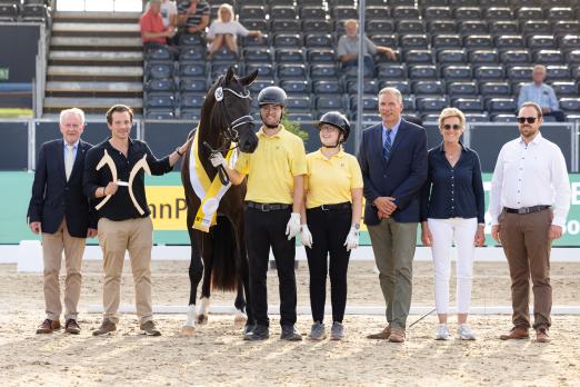Foto: Die Siegerstute Dressur Hann.Pr.A. Beautiful Vibe mit Carsten Leopold, Thomas Berger, Dr. Frederic Bünger, Heike Kemmer und Martin Klavsen - Fotograf: Hannoveraner Verband
