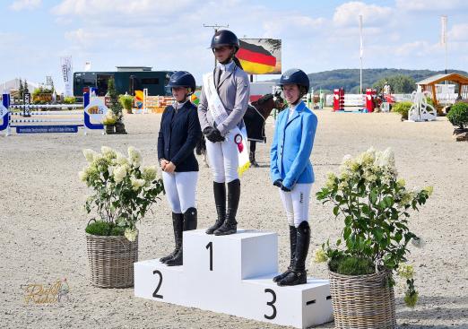 Foto: Podium und Plattform für den Springsportnachwuchs - die Teuto Rising Stars - hier das Top-Trio des Pony-Grand-Prix: v.l.Finja Mayleen Neubauer, Jona Jolie Schwamborn und Brianne Beerbaum - Fotograf: Foto Rüchel