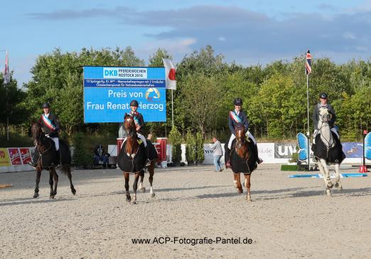 Foto: Die siegreiche Mannschaft aus Westfalen auf der Ehrenrunde - Fotograf: ACP Andreas Pantel