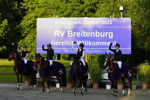 Foto: Heimsieg für den Reiterverein Breitenburg e.V. mit Emma-Lou Mieck, Hanna Kampen, Tale Marei Ristau und Lucy Mohr - Fotograf: RathmannVerlag/Lina Thiedemann