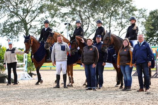 Foto: Das Team vom Reitverein Wilhelminenhof e.V. Ladelund sammelte bei ihrer Röschmann TEAM TROPHY-Premiere auf den benachbarten Springflut Classics sogleich die volle Punktzahl. Sponsoren wie Veranstalter gratulierten - Fotograf: RathmannVerlag/Tina Siebenhaar