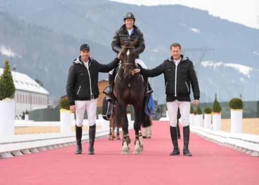Foto: Dreimal olympisches Teamsilber und einmal Einzelsilber auf dem roten GHPC-Teppich: das niederländische Trio Jur Vrieling, Gerco Schröder und Marc Houtzager. - Fotograf: Bernhard Horst
