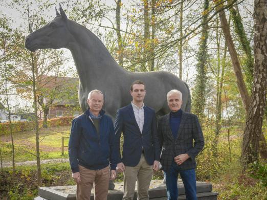 Foto: Willkommen beim Westfälischen Pferdestammbuch: Vorsitzender Ralf Johanshon und der stellvertretende Vorsitzende Dr. Klaus Strautmann begrüßen Simon Stork, der am 1. März zunächst die Bereiche Personal und Finanzen übernimmt