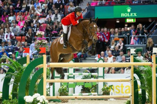 Foto: Simon v. Mr. Blue war unter der Amerikanerin Beezie Madden international in 1,60 m-Springen siegreich - Fotograf: de Koster