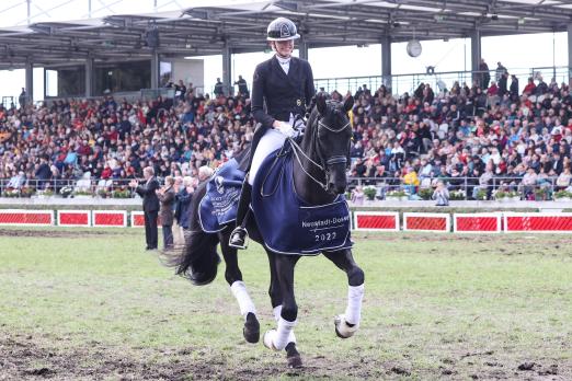 Foto: Hatte gut lachen - Grand Prix-Siegerin Simone Alexandra Pearce mit Cadeau Noir - Fotograf: Andreas Pantel