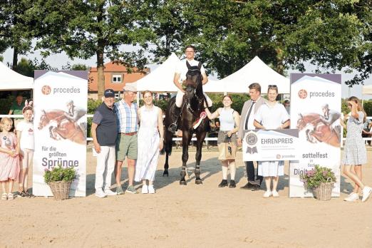 Foto: S-Sieger Jannes Schultewolter mit Comanchero (Team Sosath) - Fotograf: Foto Mhisen Foto: S-Sieger Jannes Schultewolter mit Comanchero (Team Sosath) - Fotograf: Foto Mhisen