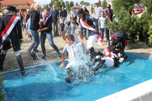 Foto: Reiterinnen und Reiter aber auch Zuschauer freuen sich alljährlich auf die Meistertaufe - Fotograf: ACP Andrea Pantel