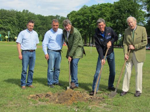 Foto: Der erste Spatenstich ist getan - Andreas Stiller, Eckhard Hilker, Philipp Freiherr Heereman von Zuydtwyck, Ludger Beerbaum und Constantin Freiherr Heereman von Zuydtwyck v.l. - Fotograf: Reimers