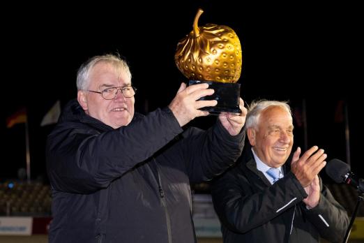 Foto: Unternehmer, Züchter und Gestütsgründer Albert Sprehe (l.) erhielt in diesem Jahr die Goldene Erdbeere aus den Händen von Enno Glantz - Fotograf: reitsport-hellmann.de