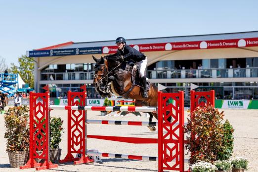 Foto: 2025 konnten sich Sören Suppert und Can Tici den Sieg bei der ersten Etappe von Deutschlands U25 Springpokal der Stiftung Deutscher Pferdesport und Holger Hetzel in Hagen a.T.W. sichern. Insgesamt fünf Nachwuchstalente buchten damals ein heiß begehrtes Ticket für das große Finale - Fotograf: sportfotos-lafrentz.de