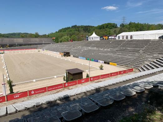Foto: Springstadion des baden-württembergischen Haupt- und Landgestüts Marbach, in dem am Donnerstag und am Freitag die Dressur- sowie am Samstag und Sonntag die Springprüfungen stattfinden - Fotograf: igv/hab