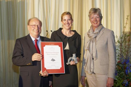 Foto: der Preisverleihung mit Peter Rathmann, Catharina Cramer und Dr. Juliane Rumpf - Fotograf: Stefan Stuhr