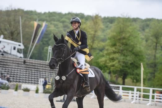 Foto: Katharina Woodland, strahlende Siegerin der Baden-Württembergischen Meisterschaft der Vielseitigkeitsreiter 2023 - Fotograf: TOMsPiC Media Production