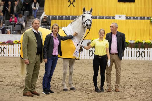 Foto: Hannoveraner Stute des Jahres 2019: Havanna mit ihrem Züchter Dr. Hilmer Meyer Kulenkampff und Ilse Lamotte sowie ihrem Besitzer Wolfgang Lutz - Foto: Hannoveraner Verband
