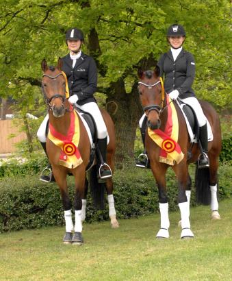 Foto: Weser-Ems-Superstars 2014, Centiago WE/Aileen Ellers und Clooney WE/ Anna-Sophie Lückert (v.l.) - Fotograf: Mareile Oellrich-Overesch