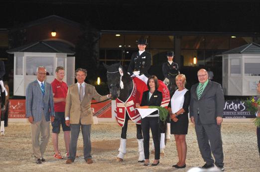 Foto: Siegerin der Grand Prix Kür Kristina Sprehe auf Desperados und die Gratulanten: (v.l.) Trond Asmyr, Dressur-Ausschuss-Vorsitzender der Internationalen Reiterlichen Vereinigung, Lars Schoon, Pfleger von Desperados, Prof. Edwin Kohl, Gastgeber, Arlette Jasper-Kohl, Gastgeberin, und Bundesumweltminister Peter Altmaier - Fotograf: Tanja Becker