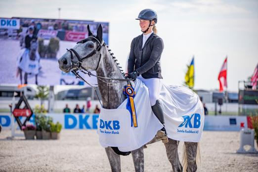 Foto: 2023 Siegerin im Großen Preis der DKB Pferdewoche in Hohen Wieschendorf: Teike Carstensen mit Greece - Fotograf: Pauline Ullmann