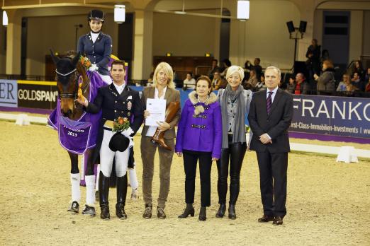 Foto: Siegerehrung im ST Masters-Finale mit Nikolett Szalai, Robert Acs und Veranstalterin Ann Kathrin Linsenhoff, sowie den Sponsoren - Fotograf: Thomas Hellmann 