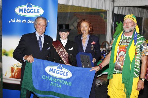 Foto: Kristina Sprehe (Dinklage) mit dem Ehepaar Meggle und Steward Pedro Cebulka im Anschluss an den Grand Prix Special, Qualifikation für das MEGGLE Champions Finale in Dortmund. - Fotograf: Thomas Hellmann