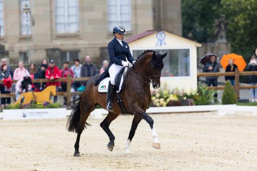 Foto: Reitmeisterin Dorothee Schneider bricht zum 2. Mal in diesem Jahr ihren eigenen Rekord. Mit Quaterline T siegt sie in der 12. Finalqualifikation zum NÜRNBERGER BURG-POKAL und ist mit nunmehr 20 qualifizierten Finalpferden eine Klasse für sich - Fotograf: Thomas Hellmann