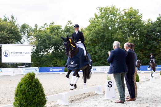 Foto: Der NÜRNBERGER BURG-POKAL bringt die besten sieben bis neun Jahre alten Pferde in den Wettbewerb. Hier Juliane Brunkhorst mit La Belle Noire in der Qualifikation zur Serie - Fotograf: Thomas Hellmann