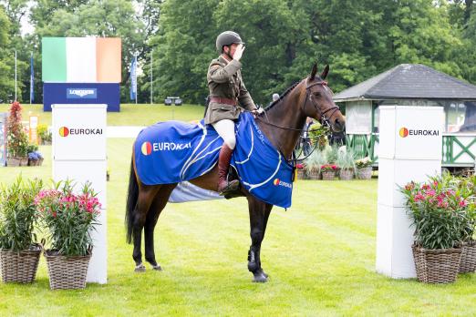 Foto: Die erste Hymne ging an Irland - Der Kommandant der irischen Armee, Geoff Curran, siegte im internationalen Eröffnungsspringen mit der zehnjährigen DHF Alliance - Fotograf: reitsport-hellmann.de