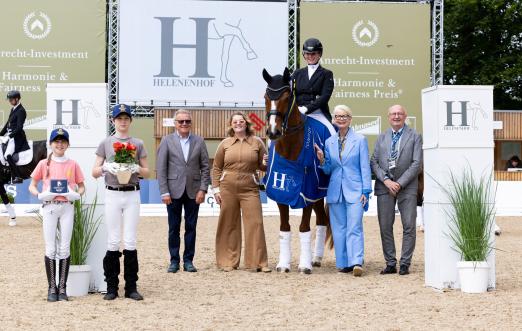 Foto: v.l. Rainer Schwiebert (Helenhof), Liselott Marie Linsenhoff, Siegerin Anna-Lena Kracht, Ann Kathrin Linsenhoff, Kurt Christensen (DEN, Richter) - Fotograf: reitsport-hellmann.de