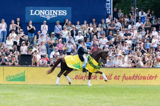 Foto: Florinio und Anna-Lena Kracht heißt das Siegerpaar im Almased 65. Deutschen Dressur-Derby - Fotograf: reitsport-hellmann.de