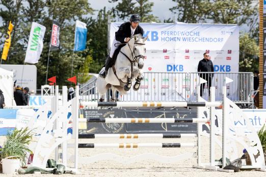 Foto: Richard Vogel hat mit der neunjährigen Call Me Jabri das Vier-Sterne-Springen des Turnier-Donnerstag, den Preis der ZMB Meisterbetrieb GmbH, gewonnen - Fotograf: reitsport-hellmann.de